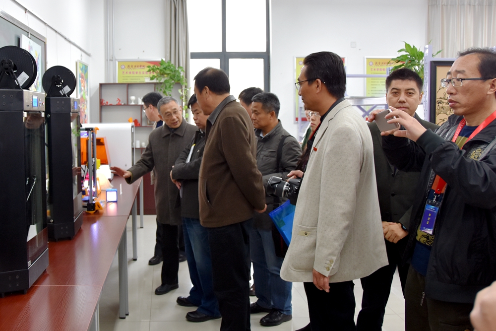 各位领导专家、高校校长及代表参观3D打印实验室、信息创新实验室等.JPG