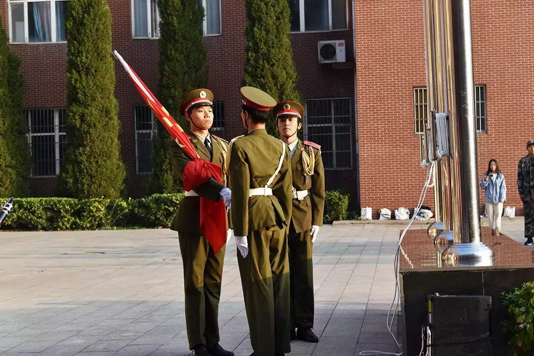 四）燕京理工学院盛世华诞，致敬祖国，最耀眼的是那一抹国旗红.jpg