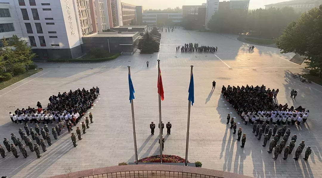 一）燕京理工学院盛世华诞，致敬祖国，最耀眼的是那一抹国旗红.jpg