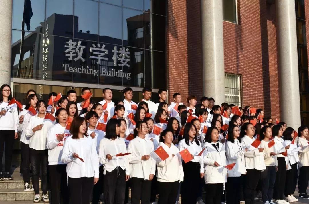 八）燕京理工学院盛世华诞，致敬祖国，最耀眼的是那一抹国旗红.jpg