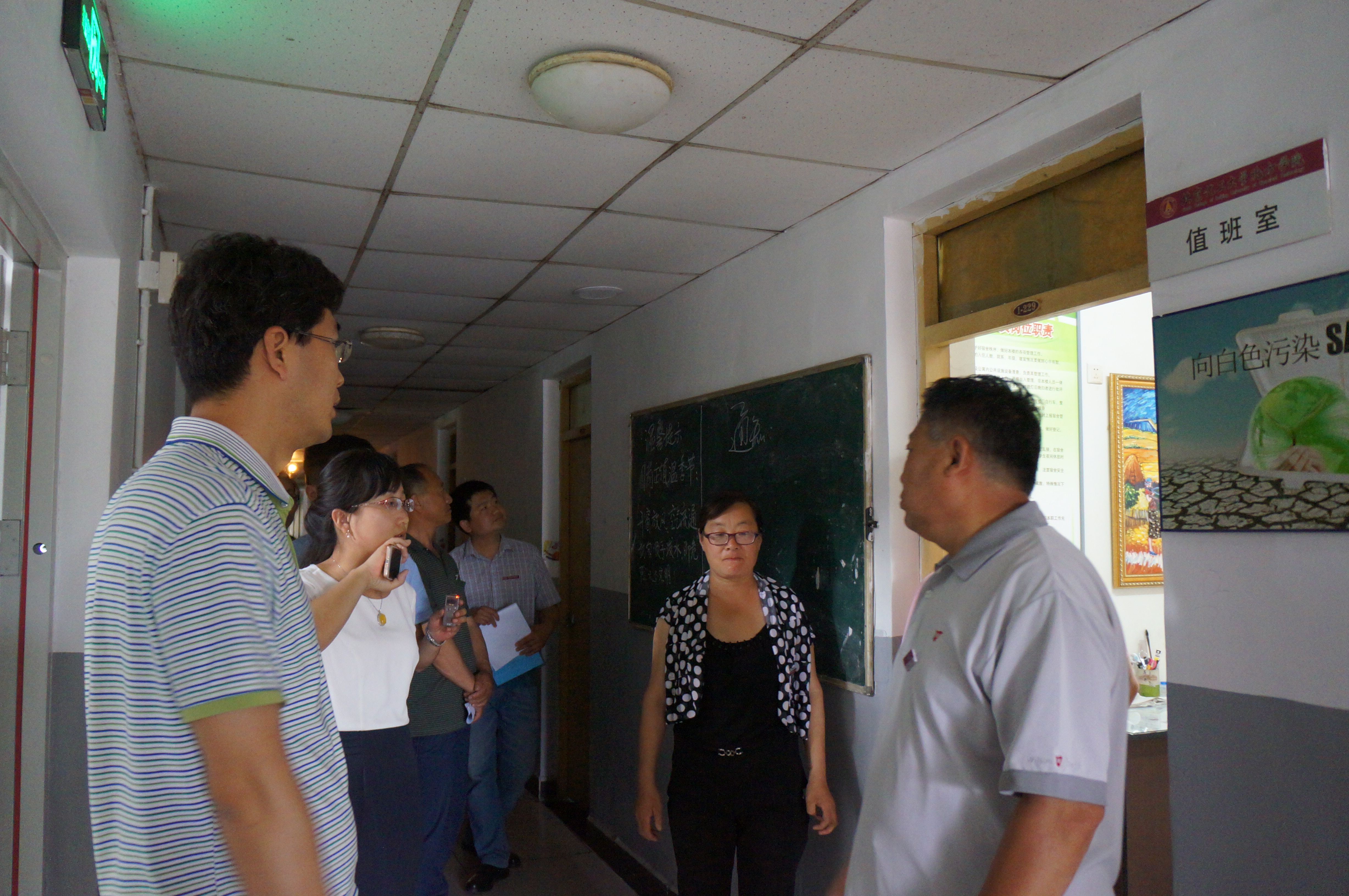 智滙沙龙成员走访宿管值班员.JPG