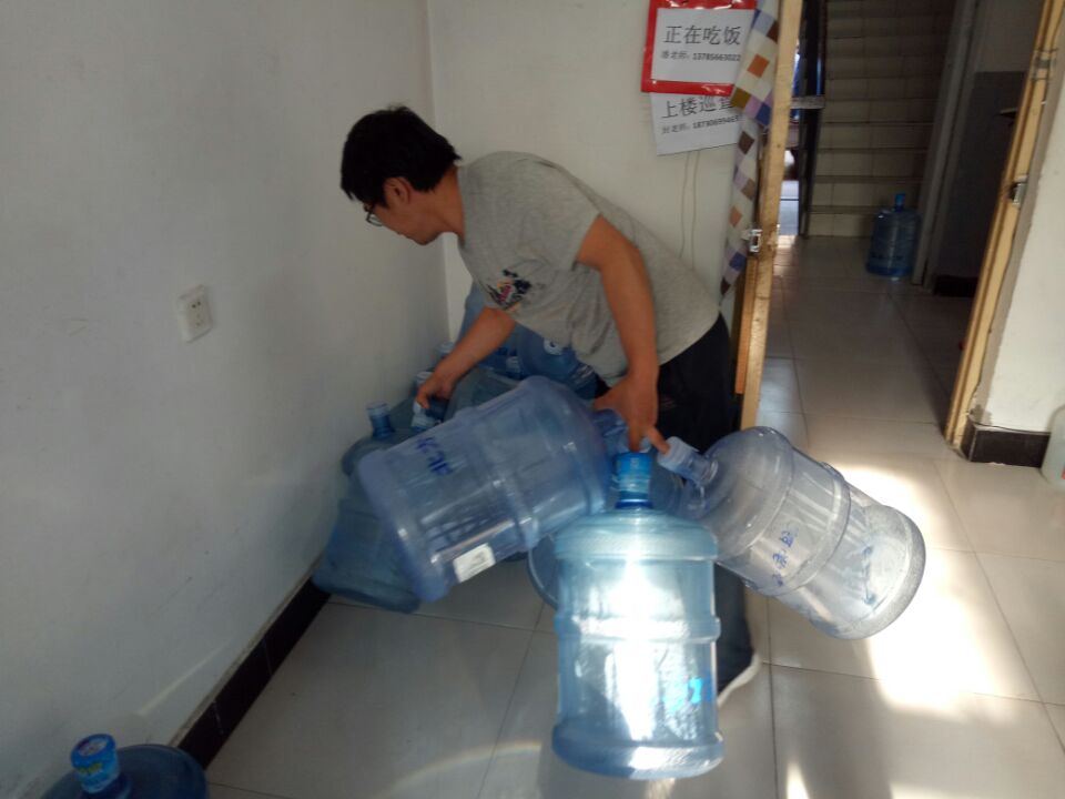 范师傅十指全用上拎空桶空桶.jpg