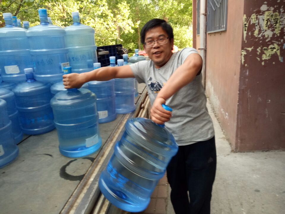 范师傅搬水.jpg