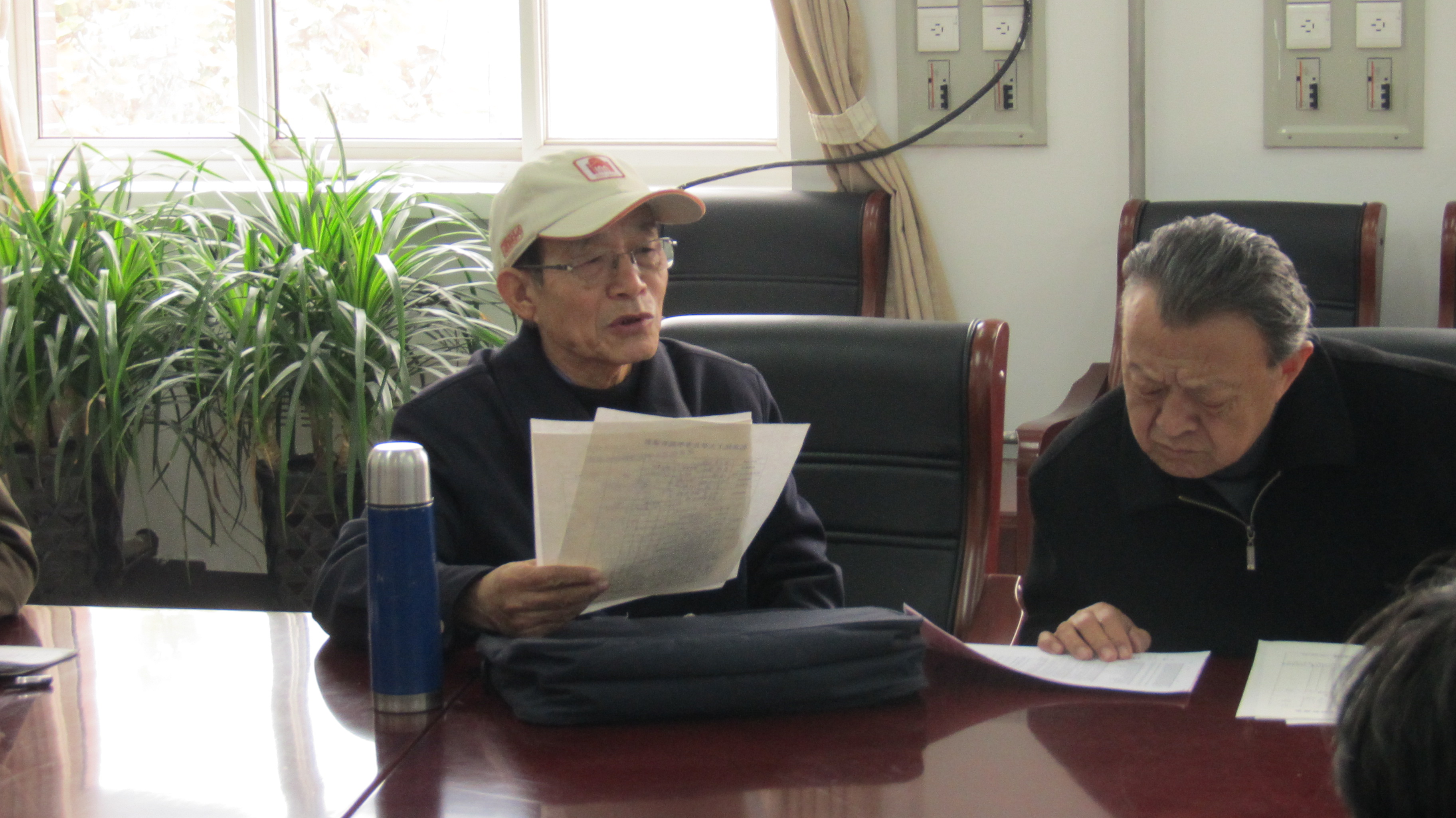 洪存一教授进行听课点评（1）.JPG