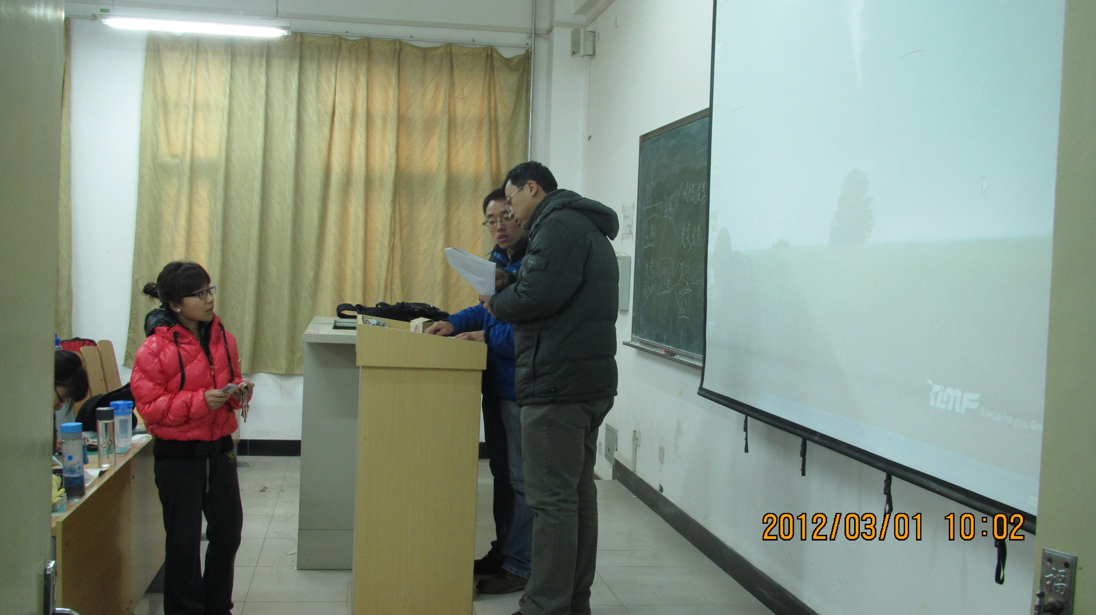 艺术院刘伟老师在进行教学检查.JPG