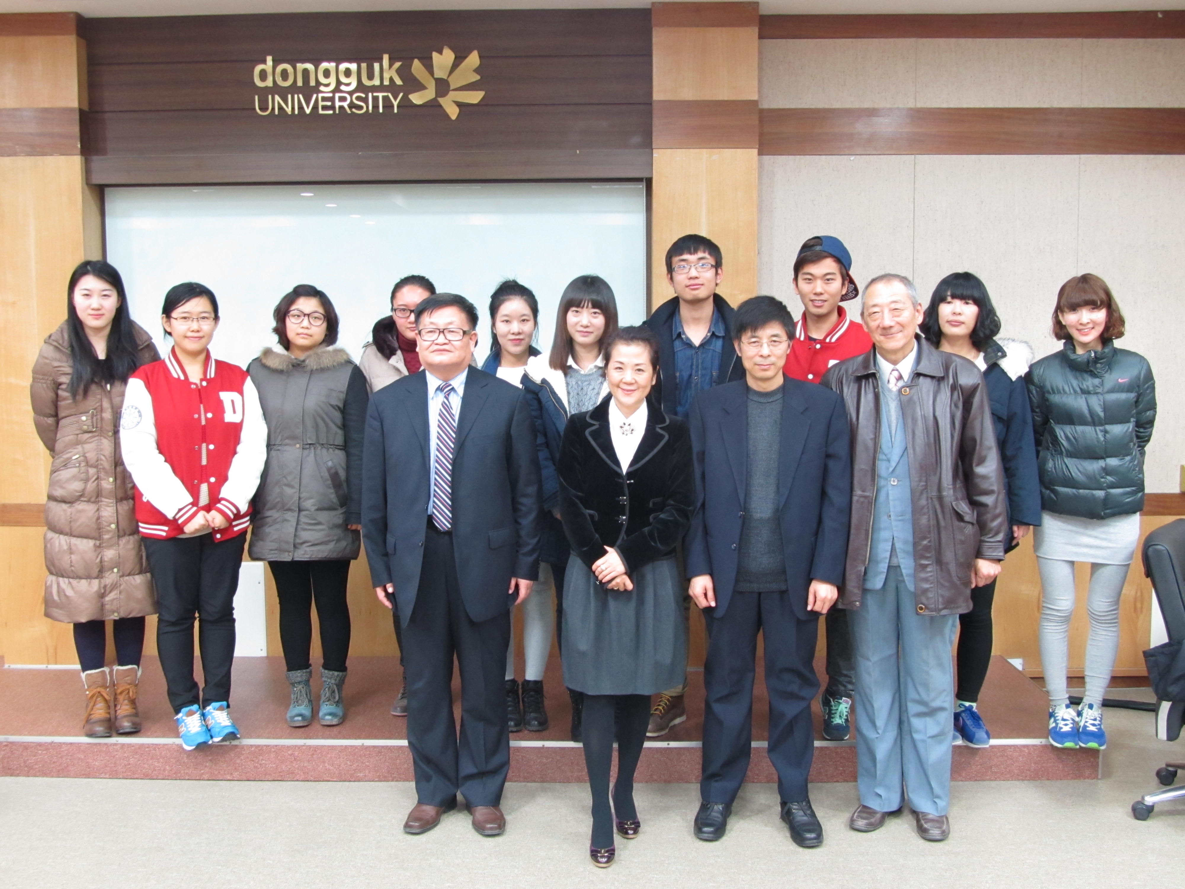 10-参访团与韩国东国大学（庆州分校）的燕京理工学院留学生代表合影.jpg