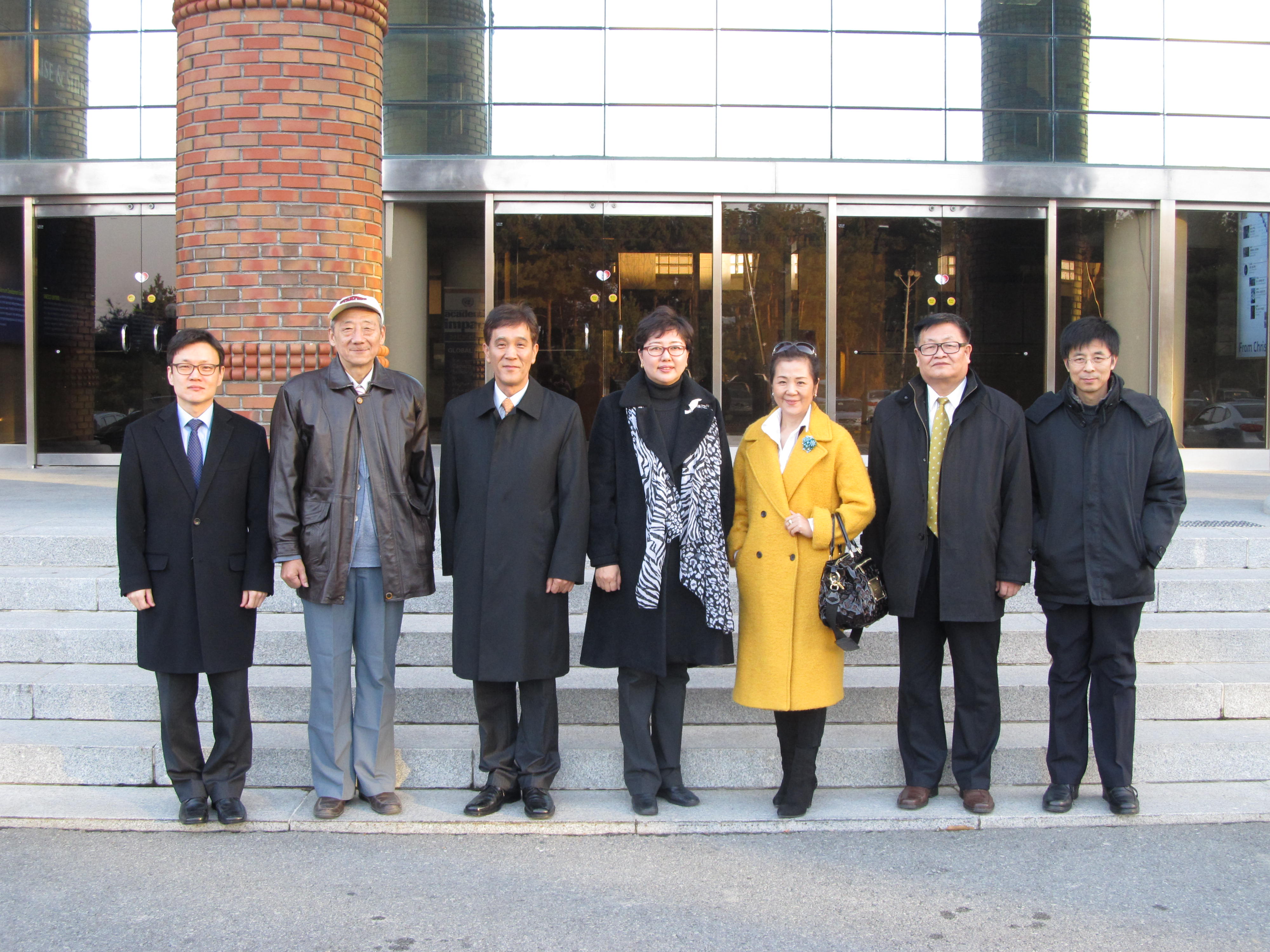 5-参访团与韩东大学领导合影.jpg