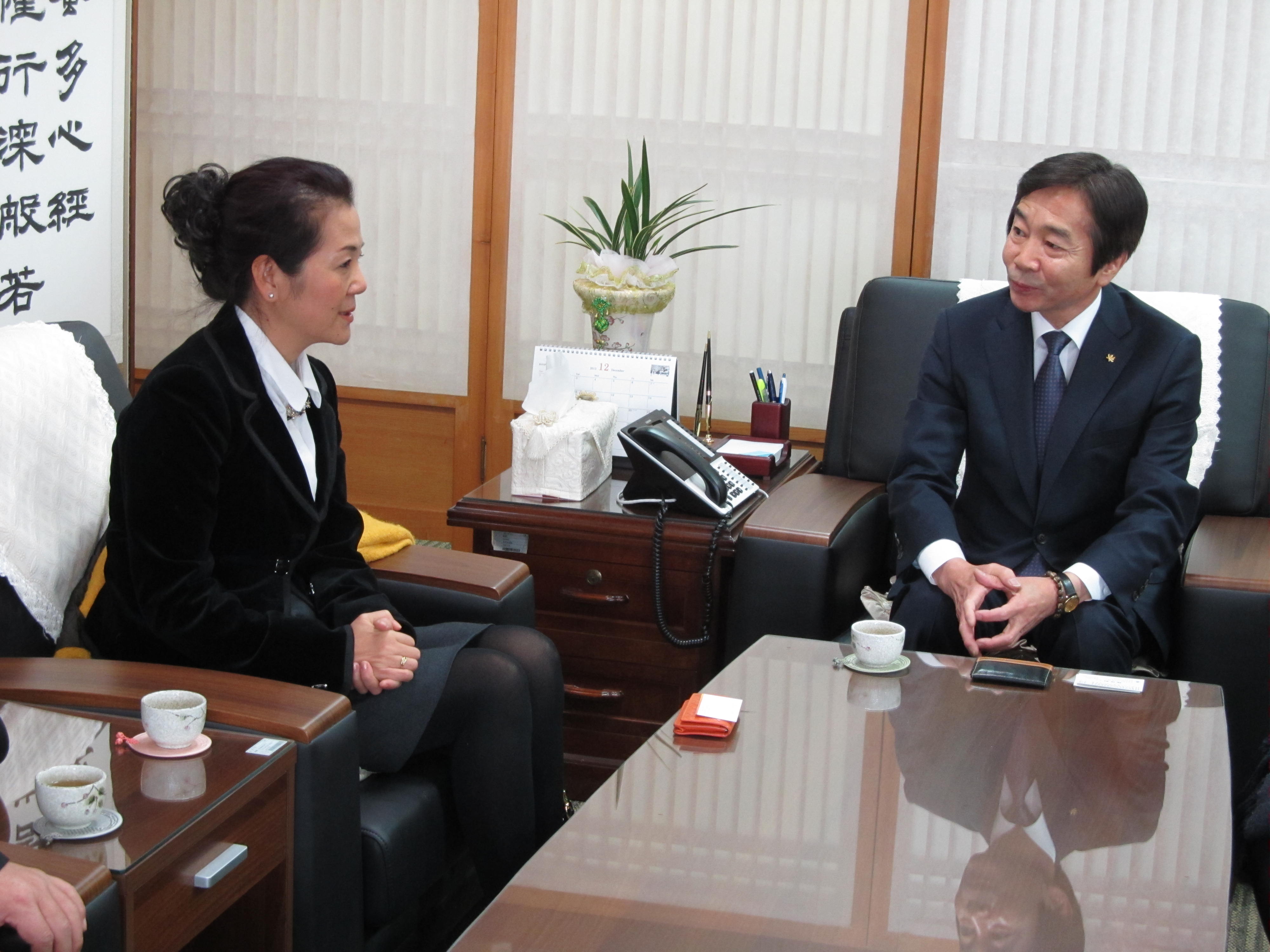 7-刘元园副校长会见东国大学（庆州分校）李桂英校长.jpg