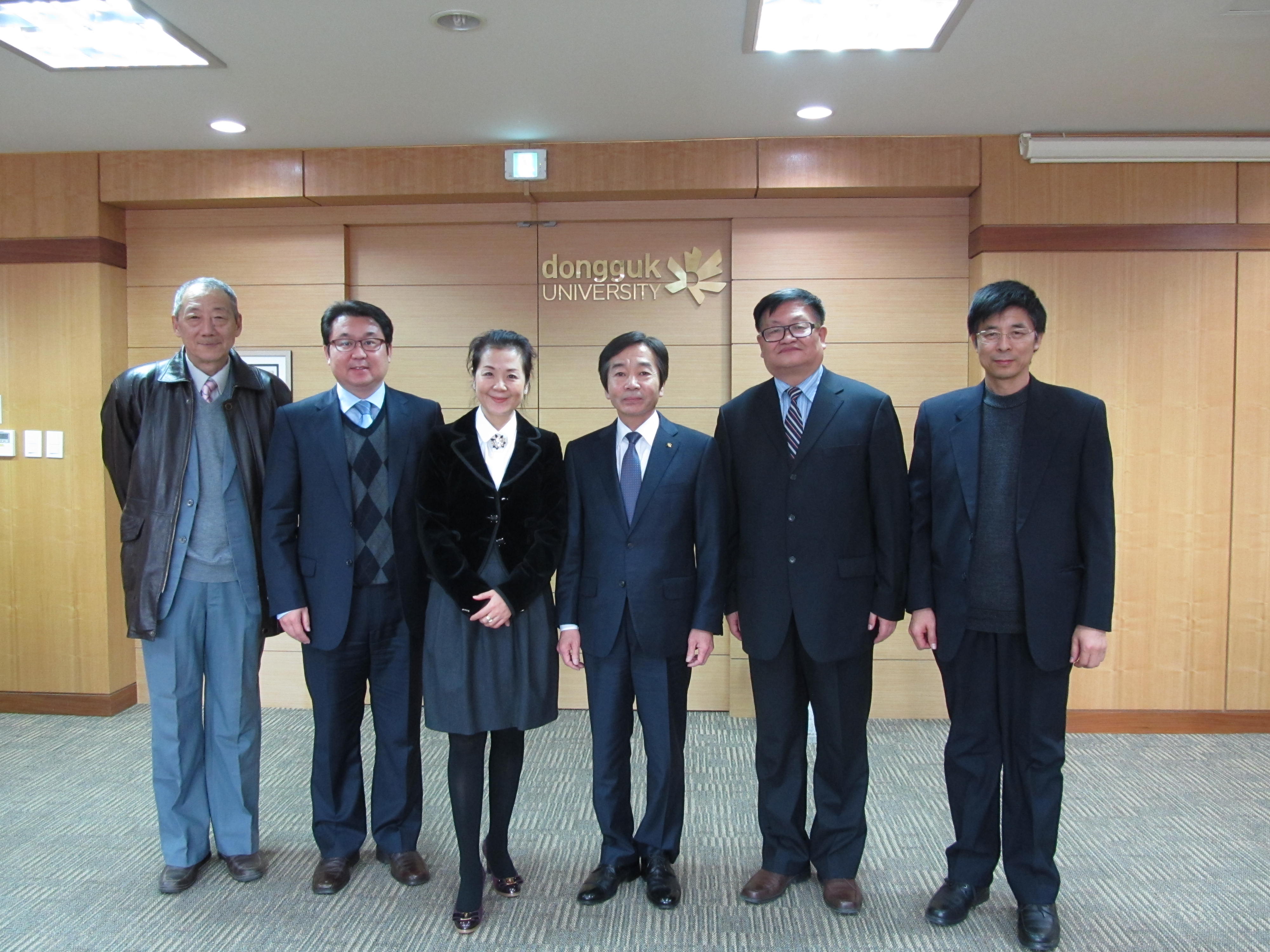 8-燕京理工学院参访团与东国大学（庆州分校）李桂英校长合影.jpg