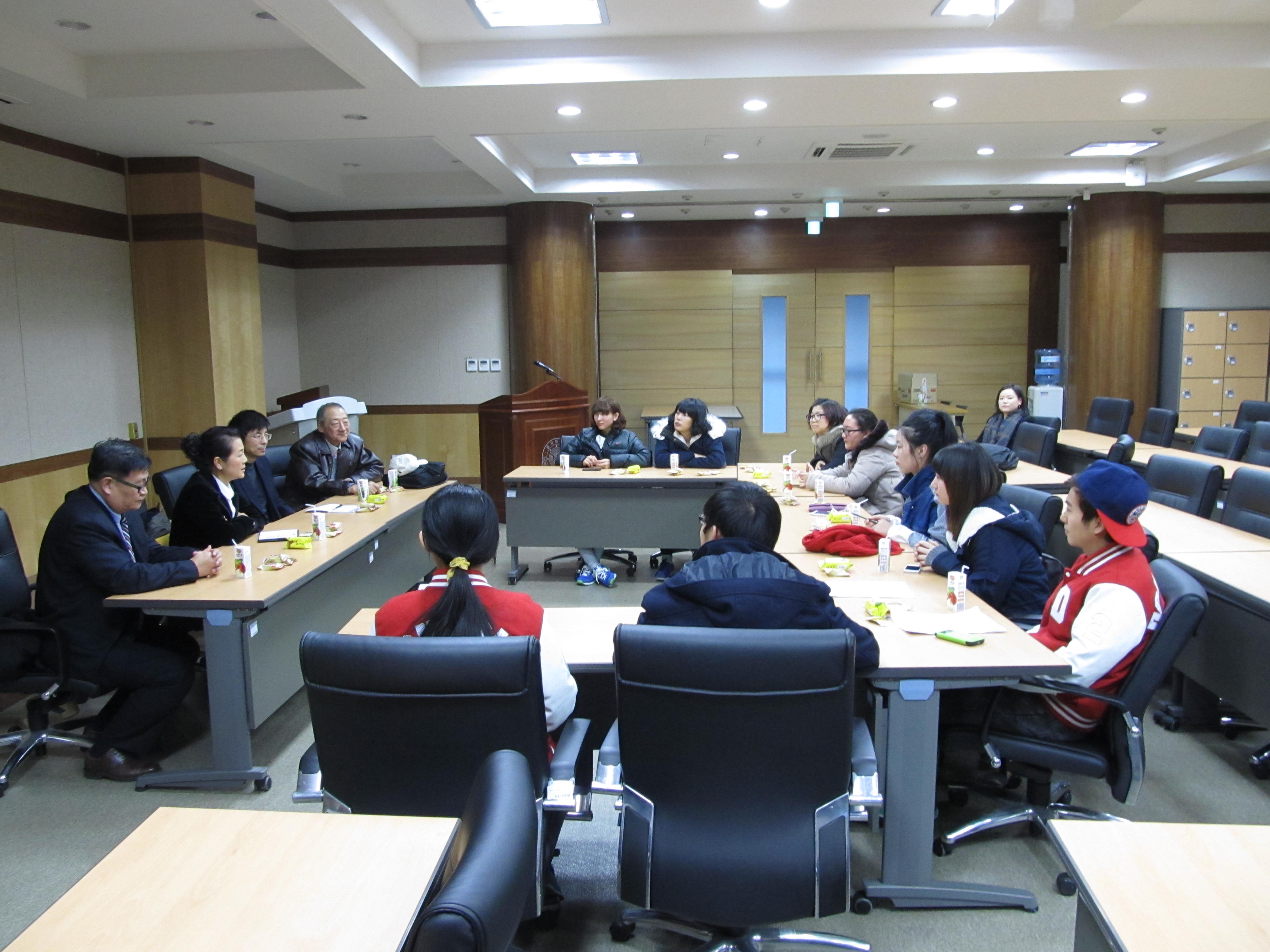 9-参访团同在韩国东国大学（庆州分校）的燕京理工学院留学生代表座谈.jpg