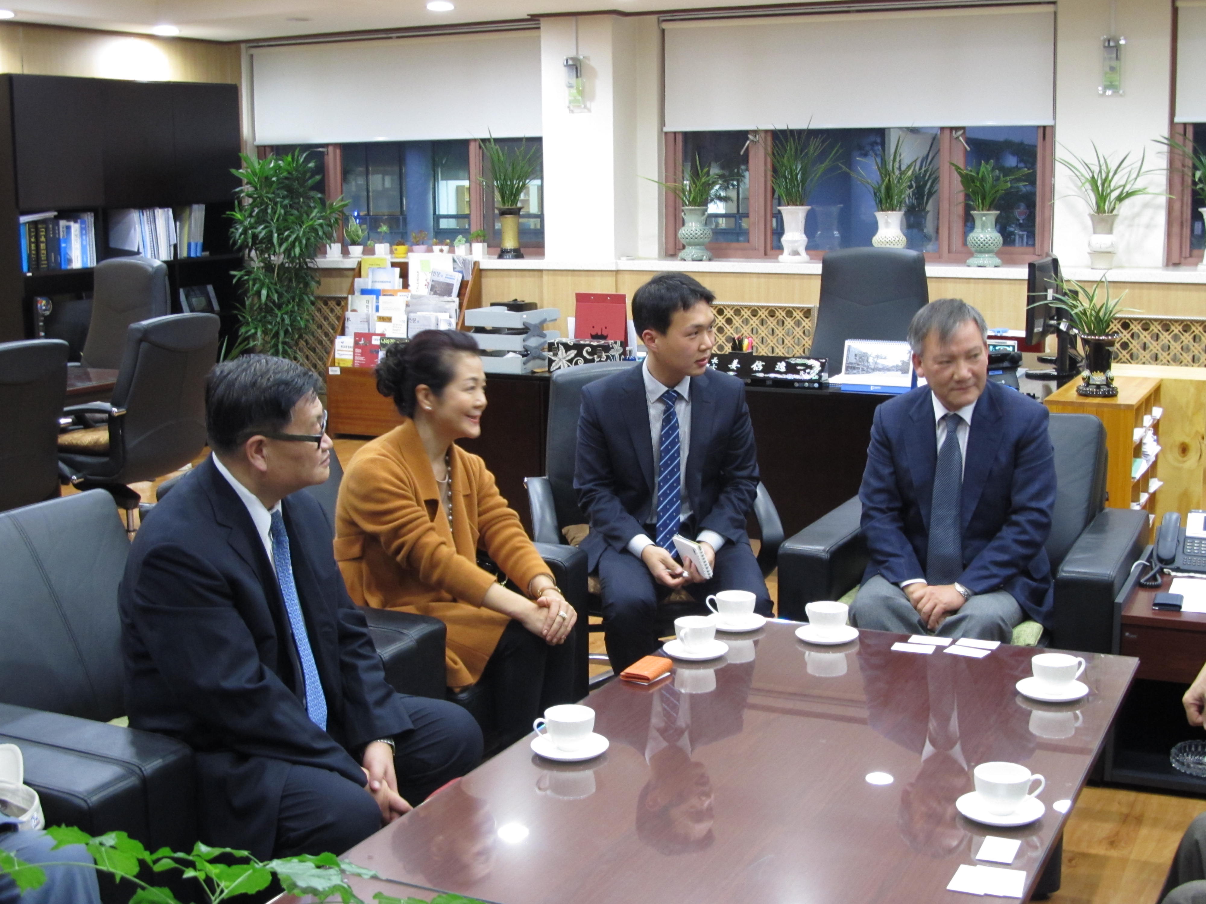1-刘元园副校长会见汉城大学姜信逸校长.jpg