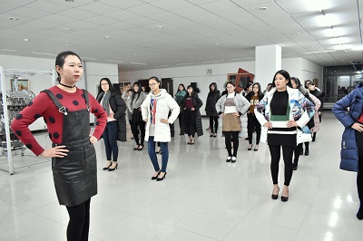选手们的礼仪形态训练.JPG