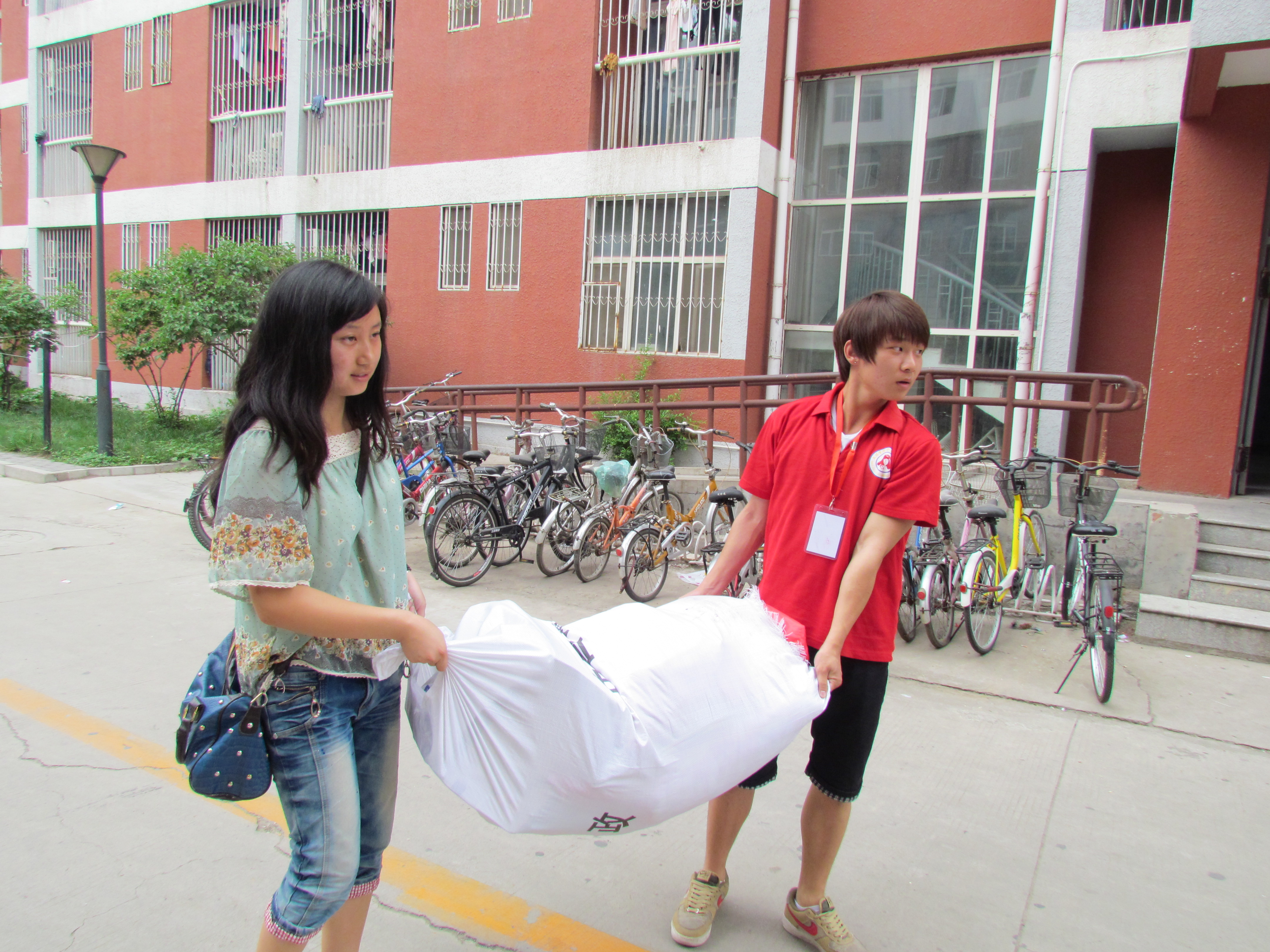 雷锋连帮毕业生搬行李.JPG
