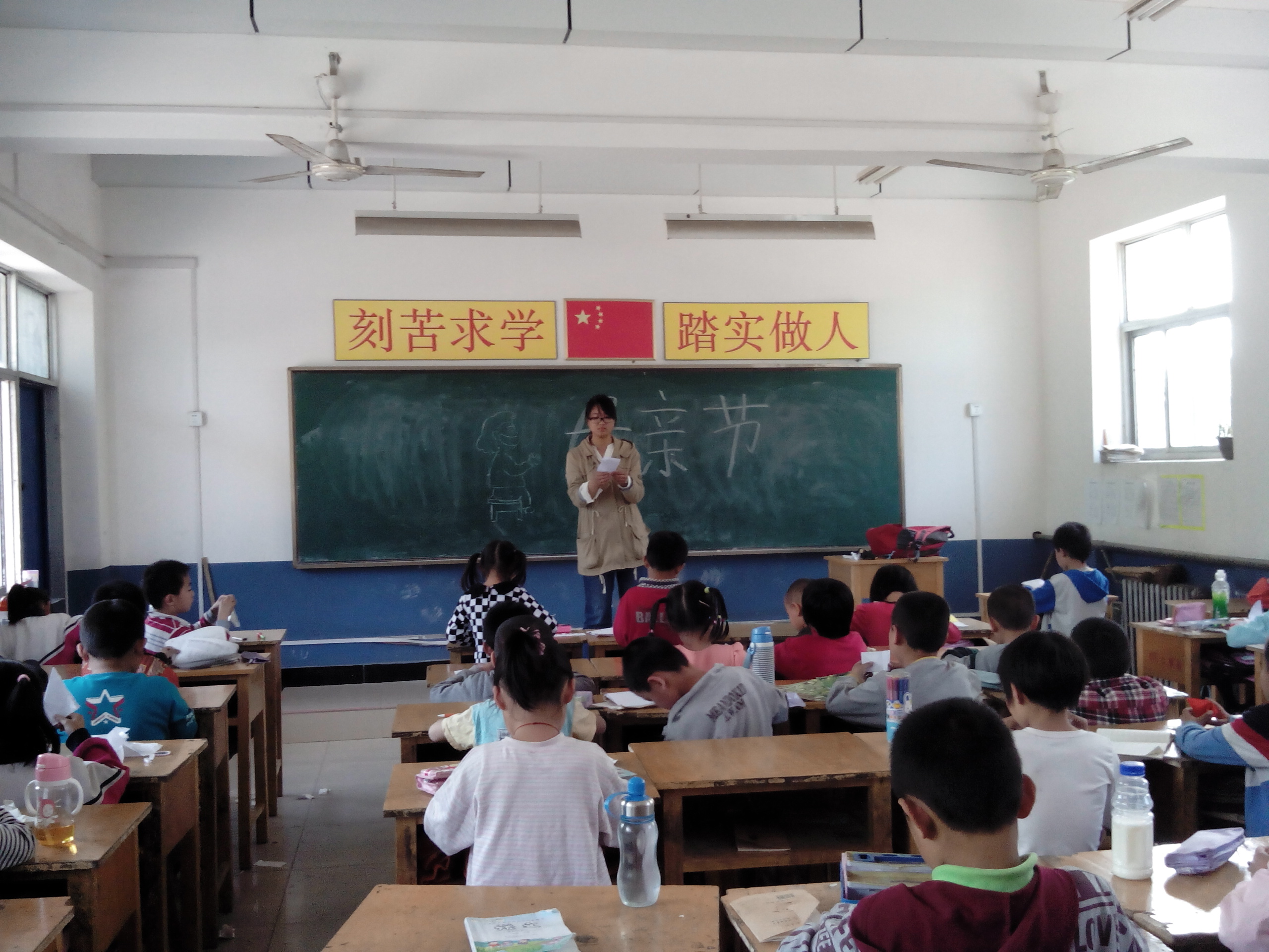 支教老师给小学生讲故事.jpg